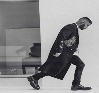 — O formă normală, naturală. În cele din urmă, prin înălţarea capului, privirea lui cade; asupra zonei ce desemna parcarea în care maşina proprie fusese poziţionată pe parcursul timpului petrecut în interiorul incintei supermarket-ului. Fiind nevoit, palma şi-o sustrage
