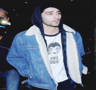 — „Ştii,” purcede spre relatarea gândurilor sale, timp în care introduce propria pungă în; interiorul liber al portbagajului, eventual ocupându-se şi de preluarea celei susţinute de către blondină, care, ajunge plasată lângă cealaltă. În cele din urmă, se ocupă de închiderea acestuia
