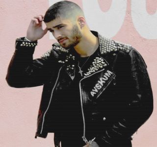 — Dat fiind faptul că dorinţa lui nu consta într-o bâlbâire tipică, acest lucru devine unul iminent.; Buzele i se lipesc între ele iar palma lui urcă până ce şi-o strecoară printre firele de păr din zona cefei, zonă pe care apoi şi-o scarpină. Pe tot parcursul respectiv, contactul vizual nu dispare.
