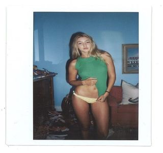 ━ În asentiment cu vorbele lui anterioare, procedează întocmai şi se descarcă emoţional:; „Chiar te plac. Mult.”, punând în cele din urmă punctul pe i. „Nu ştiu dacă o să accept propunerea, dar o să mă gândesc serios la asta, îţi promit.” Conclude astfel, zâmbind cu naturaleţe.
