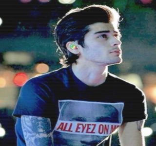 — Atmosferei dintre ei, persistă astfel, chiar şi prin înclinarea capului; în acelaşi timp apăsându-; şi buricele degetelor cât şi palmele peste talia acesteia, într-o manieră protectivă. Tot la iniţiativa ei, câteva secunde mai târziu, sărutul preia şi un sfârşit inevitabil, privirile intersectându-
