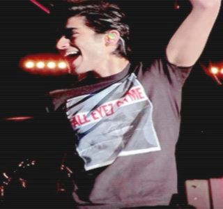 — Tăcerea, simţindu-şi curiozitatea faţă de viitoarele informaţii explodând. Demonstrându-; şi interesul, privirea lui rămâne concentrată asupra chipului ei, ochii producând mişcări constante de pe albastrul din privirea ei, pe buzele aflate într-o constantă mişcare. Fiecare cuvânt
