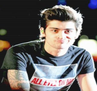 — O multitudine de ori cuvinte asemenea, din partea altor individe, niciodată respectivele; nu avusese un astfel de impact asupra lui, oferindu-i furnicături pe şira spinării sau reacţiile deja amintite. Printr-o lentă încuviinţare, îşi etalează zâmbetul prin lipirea buzelor între ele
