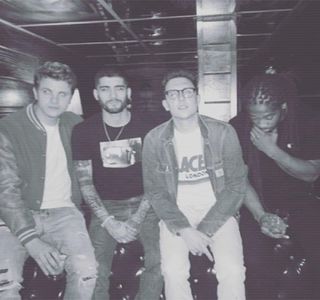 — Scapi printre degete.” Eventual, buzele i le întâlnesc pe ale blondei printr-o scurtă; atingere, ca, după depărtarea creată, să producă o scurtă legănare a capului spre partea dreaptă. „Până atunci, ar cam trebui să ne cărăm de aici, oferim un show gratis şi nu-mi convine.”
