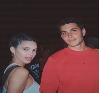 ━ Menţină undeva într-un punct gol, iar palma dreaptă strânsă în jurul unei sticle de alcool; din care consumase abia doar câteva guri. „Încă nu pot să cred că te-ntâlneşti cu Gigi. Sunt şocat.” constată cu voce tare, dat fiind că se aflau într-un punct mort al conversaţiei, în care
