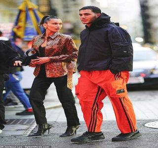 ━ Barului, ocupând locul din stânga lui Zayn, în timp ce Roman pe cel din dreapta, era; încă surprins de mărturisirea făcută de bunul lor prieten care nu demult a dat la o parte viaţa din Bradford, în schimbul celei din Brooklyn. „Omule..” rosteşte din neant, ochii având să şi-i
