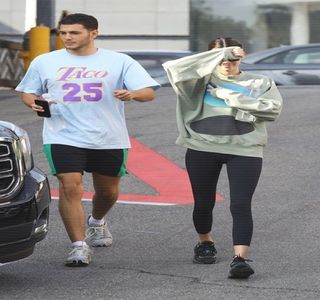 ━ Niciunul dintre ei nu mai zicea nimic, asimilând, de fapt mărturisirile anterioare. De vreme; ce în secundele ce urmează ridică pentru a treia oară sticla în dreptul gurii, ia astfel câteva înghiţituri, sfârşind prin a o poziţiona înapoi pe suprafaţa lucioasă a tejghelei, capul având să
