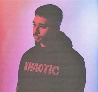 — În ciuda faptului că discuţia lor degenera din cauza lipsei altor subiecte, fiind discutate; aproape toate cele posibile şi imposibile, doar pentru a reuşi toţi 3 să reajungă pe aceeaşi linie de plutire, şi, de altfel la zi cu informaţiile faţă de vieţile fiecăruia, atenţia atât vizuală
