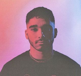 — Cât şi auditivă îi este captată în cele din urmă de către Fai, care ocupa încă locul dintre; el şi Zayn, fiind deci nevoit să renunţe la privirile constante pe care el unul le arunca asupra unei mese aflată la câţiva metri depărtare, ocupată de un grup de fete din partea cărora
