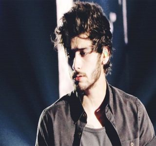 — Ţinând cont de faptul că privea un punct la întâmplare din zona lui frontală, chiar raftul; pe care se aflau diverse băuturi, ajunsese în pragul în care fiecare secundă, sau aproape fiecare, însemna consumarea unei alte guri de alcool existentă în interiorul sticlei susţinută
