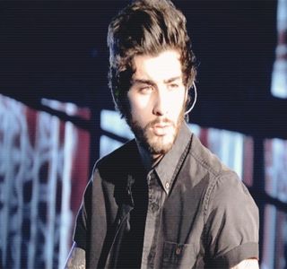 — Individului, Roman intervine printr-o glumă care, are ca efect doar curbarea colţului; gurii sale preţ de câteva secunde. Conştientizând semnificaţia finalului produs de către Fai, umerii şi-i înalţă, acţiune urmată de lipirea sticlei de buze şi lăsarea capului pe spate, golind-o
