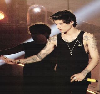 — De fapt. Adică, să-mi trag una, puteam să jur că ajung următoarea zi la camera ascunsă; pe toate posturile de televiziune.” Propria sa constatare duce la eliberarea unui scurt pufnet, chiar amuzat. „În orice caz, cred că n-a avut niciun iubit până acum, sincer să fiu. Pariez de fapt.”
