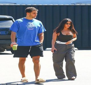 ━ Prin şuviţele răvăşite din faţă. „Nu ştiu, frate, dar singura mea amintire din liceu cu ea; e când îmi dădea tema la mate ca să o copiez.. sau mă rog, de cele mai multe ori îi furam eu caietul. Acum ca să fiu sincer..” o scurtă pauză vocală are loc, până ce, un rânjet tipic,
