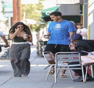 ━ Fiecare dată când vreunul dintre ei rostea un „Burn” demn de apreciat. După câteva; secunde în care eliberează râsete continue, privirea lui întâlneşte întâmplător seriozitatea de pe chipul lui Zayn, fapt ce-l motivează să înceteze, drept scuză rostind următoarele:
