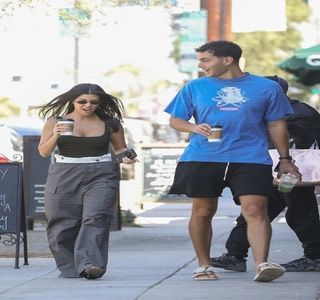 ━ „Scuze.. era un compliment.” un zâmbet cu tentă nevinovată acaparându-i buzele.