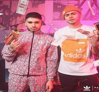 — Decide să-şi abţină tentaţia de a comenta din pricina vocii lui Fai, care răsuna acum; în zona lor. Poziţia şi-o menţine totuşi în aceeaşi manieră, prin rezemarea braţului stâng de marginea tejghelei, trunchiul aplecându-şi-l concomitent cu capul. Privirea lui produce
