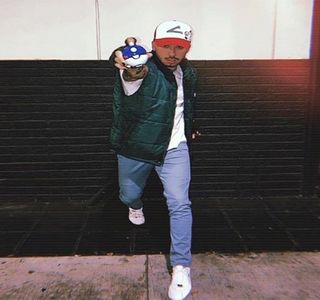 — Destul de pronunţat. Lovitura dintre pumnii amândurora are loc, ca, ulterior, pe parcursul; râsetului, să-şi refocuseze atenţia asupra brunetului din capăt. „Acum, Malik, serios vorbind. Felicitări.” Deşi recurge la un moment de seriozitate odată cu rostirea celui din urmă cuvânt,
