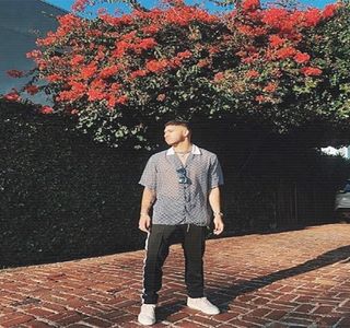 — Îl priveşte iarăşi pe Fai, şi, 2-3 cuvinte mai târziu, ambii pufnesc în râs. „Dacă acceptă; să se mute cu tine, nu mai ai nicio treabă cu plăţile facturilor din moment ce şi tu eşti paralel cu matematica. Ţi l-ai luat pe Einstein în persoană, şi.. nu-ţi face griji, eu şi amicul meu aici
