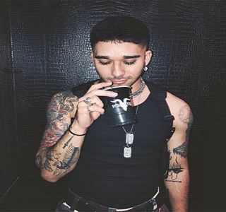 — De faţă, Mister Fai Khadra,” inteţionat se opreşte doar pentru a-şi împinge braţul în direcţia; lui Fai, bătându-l pe acesta pe umăr. „Te invidiem.”
