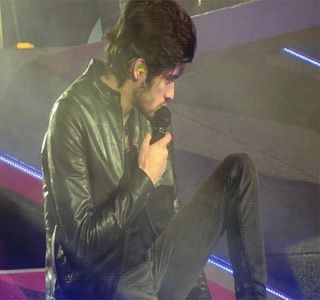 — Apoi de Roman, aerul îi este eliberat printre nări iar pleoapele i se închid preţ de câteva; secunde în timp ce capul şi-l leagănă lent; cunoscând de fapt că aceştia recurgeau la tachinări şi nimic mai mult de atât. „Sunteţi două figuri, fraţilor. Aveţi noroc că vă ştiu puţin mai dereglaţi
