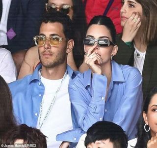 — Amuzându-se în continuare pe acelaşi subiect, în special datorită reacţiei lui Zayn,; căpătată de pe urma tachinărilor lui, dar şi ale lui Roman, singura sa intervenţie se dovedeşte a fi de fapt în final, atunci când brunetul menţionat anterior i se adresează barmanului. „Fă-o dublă.”
