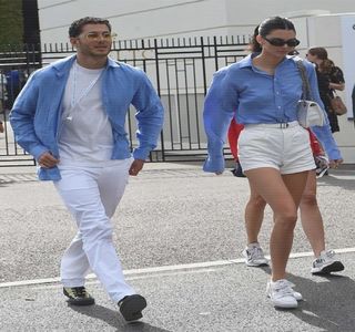 — Pe o tonalitate ceva mai ridicată, îi atrage pentru a doua oară atenţia barmanului respectiv,; cerându-i astfel două rânduri de băuturi, aceleaşi comandate şi mai devreme. Aşadar, ochii îi coboară în cele ce urmează asupra sticlei de alcool aflată sub propria bărbie, sticlă pe care
