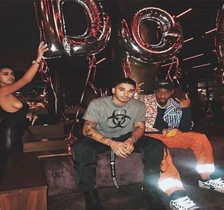 — Abia după ce bărbatul se ocupă de desfacerea capacelor, se înfige spre preluarea uneia; dintre ele, urmând şi dregerea vocii înainte de a coborî de pe scaunul de dimensiuni considerabile. „Ştiţi ceva, fraţilor? Mă car de aici până ce Khadra n-ajunge să-şi bage unghia în gât
