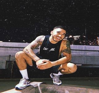 — Degetului arătător prezent anterior pe suprafaţa sticlei spre zona lui de interes încă de; la sosire, respectiv masa ocupată de acele individe. „Dacă aveţi nevoie de cineva să vă despartă înainte să vă spargeţi dinţii, mă găsiţi acolo.” Sfârşeşte prin a-şi privi amicii, completând prin:
