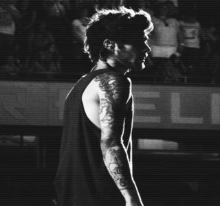 — Concentrându-şi din start atenţia vizuală asupra lui Fai, una dintre sprâncene preia o; formă arcuită, din instinct în mod cert. Comentariul pe care individul îl produce forţează pufnetul reţinut, acompaniat de următoarea replică: „Frate, doar pentru că gura-ţi merge şi ai senzaţia
