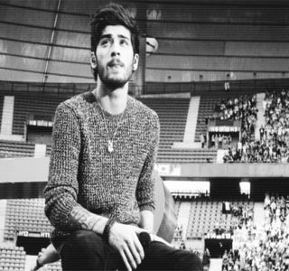 — Deja de suprafaţa tejghelei. Acordă o curioasă atenţie ideii acestuia, până în clipa în care; se şi produce sfârşitul, brunetul dispărând fără reţinere chiar spre zona enunţată. Respectivul moment duce la întoarcerea privirii în direcţia lui Fai şi curbarea pentru a doua oară a
