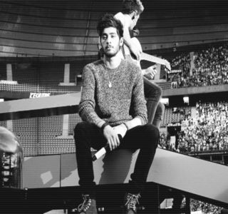 — Sprâncenei, întâmplându-se chiar aceeaşi acţiune din partea lui. Totuşi, iniţial limba şi-o; trece peste buza inferioară, înainte de a-şi identifica ideea prin vorbe. „Iar a luat-o pe arătură?” Pronunţă respectiva întrebare referitoare la amicul lor, acum absent, producând de altfel
