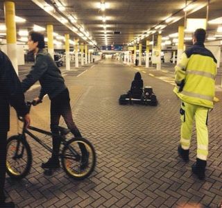 — Din dorinţa de a-şi potoli setea şi aş satisface plăcerea. Abia 2-3 secunde mai târziu,; un sunet specific îi părăseşte buzele, plasând din nou sticla pe jumătate goală pe tejghea. „Sincer omule, cred că ai dreptate. O fi avut de-a face cu mai mulţi indivizi decât mi-aş putea
