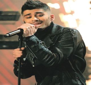 — Imagina eu.” Vocea lui răsună din nou, în mod evident aducând în discuţie principala; persoană ce reprezenta, din nou, punctul comun al discuţiei. Ochii lui coboară din nou asupra sticlei, iar cu ajutorul palmei libere, prinde lateralele sticlei prin intermediul degetului mare
