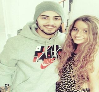 — Şi al arătătorului, începând s-o mişte tipic dintr-o parte în cealaltă, ca şi cum respectiva; acţiune îi captase întreaga atenţie. Un gând ce îi străbate ulterior mintea însă, răsună şi el curând: „Crezi că ar rămâne cu mine?”, din neant, totodată. „Crezi că ar rezista? M-ar suporta?”
