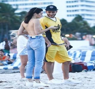 — Deşi iniţial atenţia şi-o concentrase asupra lui Zayn, cel care îl distrage ulterior se demon-; strează a fi Roman, acesta fiind şi motivul întoarcerii propriei priviri. Constatând vorbele ce le sunt adresate atât lui, cât şi amicului aflat în stânga sa, un mic pufnet îi părăseşte drept urmare
