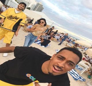 — Buzele, simpla intervenţie realizată fiind: „Sper să pleci acasă cu coada între picioare.”,; o aluzie prin care face astfel referire la dorinţa sa ca prietenul lui, Roman, să fie refuzat de orice persoană de sex opus. Acestea fiind spuse, atenţia îi revine din nou asupra barului, apucând
