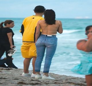 — La rândul lui ultima sticlă de alcool rămasă. În ciuda faptului că o desface printr-o mişcare; mai mult decât rapidă, doar trei guri îi sunt suficiente să îşi realizeze limitele, motiv pentru care, pentru a nu se amenţi mai mult decât era necesar, decide să renunţe la consumul de
