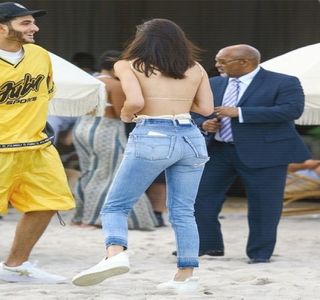 — Alcool pe seara respectivă. Astfel, pasează înapoi sticla. Între timp, deşi ochii săi erau; concentraţi pe acţiunea precedetă, atenţia auditivă îi era dedicată în totalitate lui Zayn, câteva vorbe fiindu-i îndeajuns să îşi dea seama că el îşi depăşise de ceva vreme limitele menţionate
