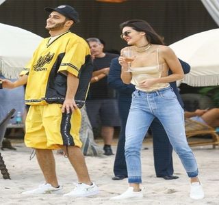 — În direcţia lui, ce-i drept, aceeaşi discuţie constantă ajungând ba chiar să îl obosească.; De asemenea, drept răspuns al întrebărilor sale finale, reacţionează astfel: „Nu ştiu, amice, nu văd în viitor, dar dacă te comporţi cum trebuie sigur o să rămână. Femeile nu sunt atât de
