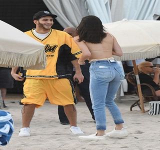 — Iar după câteva secunde în care îl analizează, buzele sfârşesc prin rostirea următoarelor:; „Cred că Gigi e ceea ce ai nevoie.” Deloc tipic propriului caracter, de data aceasta debordează de seriozitate. Ştia foarte bine cum era Gigi, iar cunoscându-l de atâta timp pe Zayn şi
