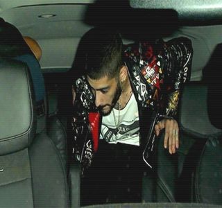 — A se împânzi în interiorul său. Iniţierea în discuţie a amicului său are ca urmare prinderea; fermă a sticlei şi ridicarea acesteia până ce marginea gâtului îi este lipită din nou de buze, fără a resimţi setea, consumând din nou câteva guri mici. Oferă interes auditiv vorbelor sale, până ce
