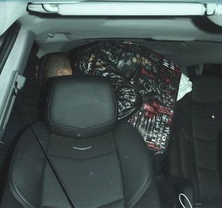 — Uriaşule.” Sfârşeşte conversaţia amândurora prin respectivele cuvinte, cuvinte care îi impun; acestuia dispariţia. Deşi pe moment îl urmăreşte cu privirea până într-un anumit punct, resimţind o vagă curiozitate, imediat după atenţia lui sare asupra unei alte zone, zărindu-l deci pe Roman în
