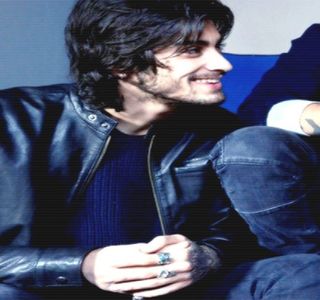 — În urma salutului produs alături de Roman, luându-şi rămas bun din partea acestuia,; căci ambii se aflau în acele clipe pe bancheta din spate a Uber-ului ce avea să-i poarte pe ambii spre direcţia propriilor case, părăseşte interiorul autovehiculului, acesta fiind deja oprit în
