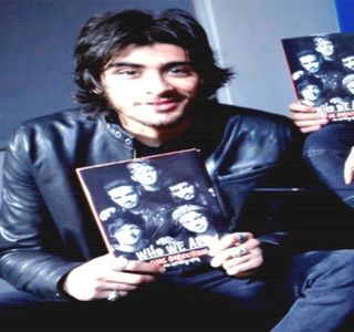 — Faţa propriei case. În schimbul unei înaintări, se opreşte în loc, pe trotuar, urmărind; mersul maşinii până ce, în cele din urmă, îşi repriveşte domiciliul curent, locul fiind neiluminat. În urma unei trageri evidente a aerului în piept, paşii încep să-l poarte de-a lungul aleii
