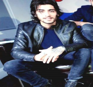 — Spre veranda casei. Totuşi, mersul îi devine destul de îngreunat, fiind de fapt afectat de; gramele exagerate de alcool pe care, atât el cât şi amicul lui le consumaseră în lipsa lui Fai, sfârşind prin a mai pierde alte 2 ore în respectivul club. Odată cu urcarea treptelor verandei, palma şi
