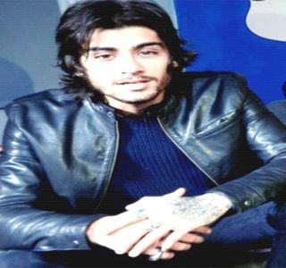 — Prinde de balustradă, trăgându-şi prin susţinerea cu pricina corpul până sus. Cum aceeaşi; paşi îl poartă acum spre zona uşii, palma lui fuge de îndată asupra clanţei. O apasă din dorinţa de a o deschide şi de a păşi în interiorul casei, şi, cu toate că instinctiv se conformează gândurilor
