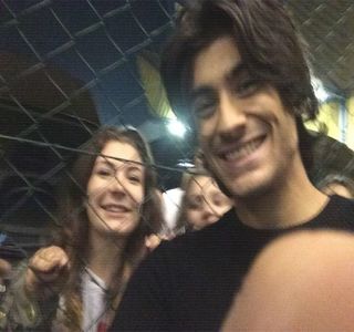 — Lumină aflată la etajul casei, împânzea o parte din lateralul curţii. Ezitant iniţial, în urma; unei perioade de aproape 2 minute în care priveşte în gol o zonă a gazonului propriei curţii, recurge în cele din urmă la coborârea asigurată a verandei, în cele din urmă străbătând lent
