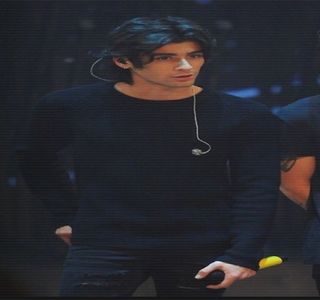 — Intrare, capul îi ajunge lăsat pe spate din cauza unei ameţeli ce-l cuprinde instant, însă; pentru orice altă eventualitate, chiar după ce apasă pe sonerie prelung, iar apoi constant de 2 ori, braţul şi-l rezemă de marginea peretelui din dreptul uşii, la o înălţime potrivită,
