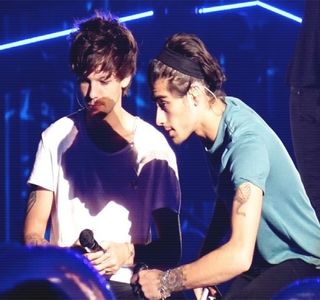 — A uşii se iveşte chiar silueta lui Gigi, odată cu contactul vizual petrecut, colţurile gurii i se; arcuiesc considerabil, buzele rămânându-i de altfel lipite. Senzaţia de vomă reapare din nou, motiv pentru care tace fără alte adăugiri, chiar dacă blonda i se adresează, încercând mascarea
