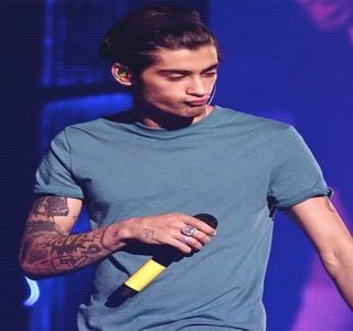 — Pleoapele i se închid câteva secunde, însă efortul anterior îi eşueză din primele momente; în care începe să-şi înlănţuie ideea, ajungând să se bâlbâie automat. „Da, ştiu.. adică da, eu s-sunt bine, da sunt. Bine.” Ajungând la concluzia faptului că durerea resimţită la nivelul capului
